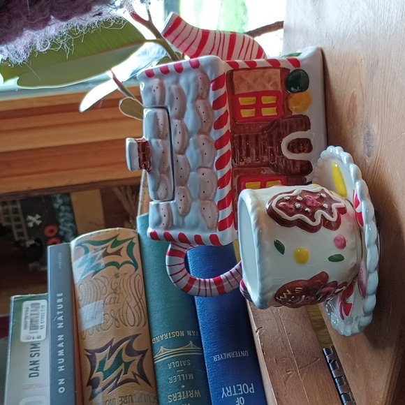 Vintage International Gingerbread House Tea Pot - Picture 14 of 15